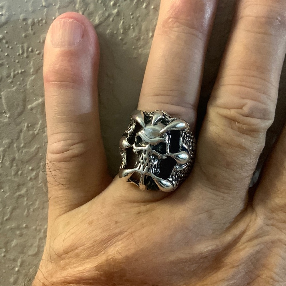 Skull in talons ring